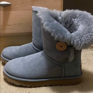 Grey bailey button Uggs